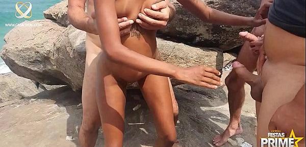  Gangbang com Novinha Leona Senna Perdida em Praia no Meio do Mato Tirando Leites de Velhos e estranhos ( Completo no Red)
